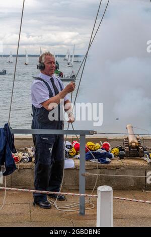 uomo con bandiere, settimana dei cowes, squadrone di yacht reale, isola di wight, gare di partenza, antipasto di gara, regata di vela. Foto Stock