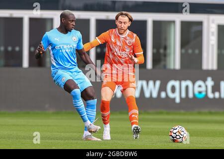 Benjamin Mendy n. 22 di Manchester City passa la palla come Josh Bowler di Blackpool Pressures in, il 8/3/2021. (Foto di Mark Cosgrove/News Images/Sipa USA) Credit: Sipa USA/Alamy Live News Foto Stock