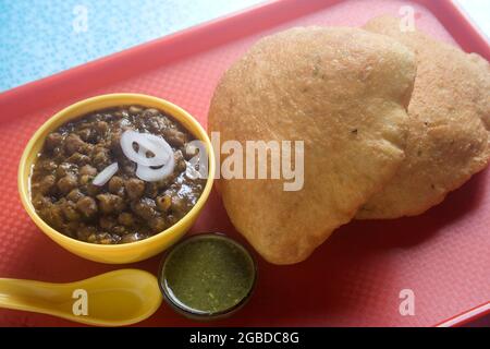 Close-up chole bhature servita a tavola Foto Stock