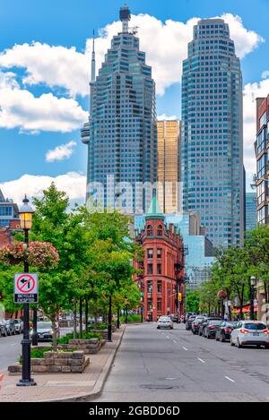 Skyline urbano del centro e dei quartieri finanziari di Toronto, Canada. L'immagine mostra la CN Tower, l'edificio Flatiron e Brookfield Place Foto Stock