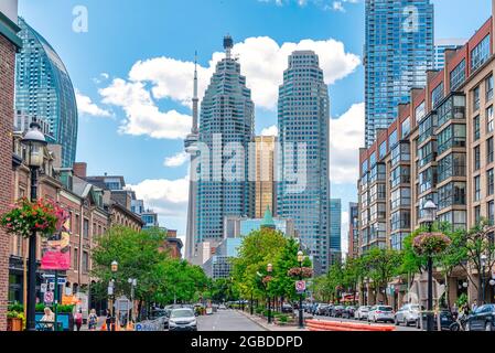 Skyline urbano del centro e dei quartieri finanziari di Toronto, Canada. L'immagine mostra la CN Tower e le torri gemelle Brookfield Place Foto Stock