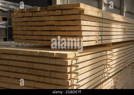 Tavole di legno. Legno per essiccazione aria catasta di legname. Negozio di hardware o cantiere Foto Stock