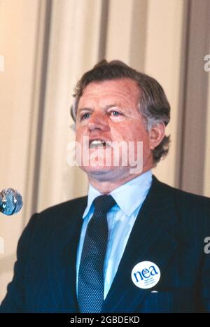 Senatore statunitense del Massachusetts Edward Kennedy che parla alla National Education Association (NEA) Luncheon, Philadelphia, Pennsylvania, USA, Bernard Gotfryd, Giugno 1982 Foto Stock