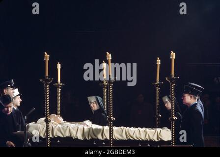 Il Cardinale Francis Spellman, Arcivescovo di New York, si trova in riposo durante le sue funerali, la Cattedrale di San Patrizio, New York, New York, USA, Bernard Gotfryd, dicembre 1967 Foto Stock