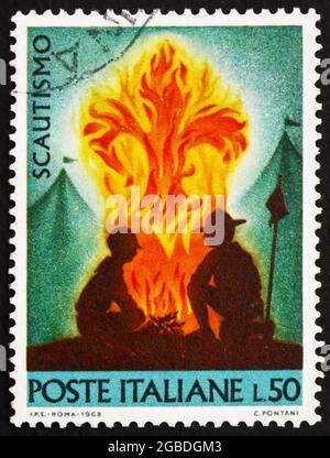ITALIA - CIRCA 1968: Un francobollo stampato in Italia mostra Scouts a Campfire, circa 1968 Foto Stock