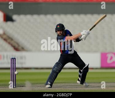 3 agosto 2021; Emirates Old Trafford, Manchester, Lancashire, Inghilterra; Royal London Cup Cricket, Lancashire vs Middlesex; Danny Lamb of Lancashire ha colpito 33 appena 21 palle, tra cui tre six, mentre Lancashire ha lottato per raggiungere il punteggio Middlesex di 257 tutti fuori Foto Stock