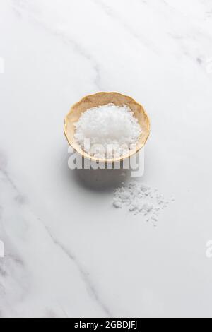 Ciotola di sale marino – COPYSPACE   FOODPIX BIANCO Foto Stock