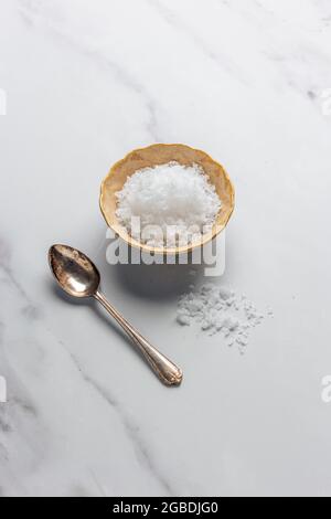 Ciotola di sale marino – COPYSPACE   FOODPIX BIANCO Foto Stock