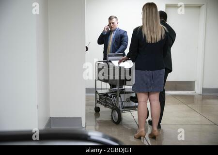 Washington, Stati Uniti. 3 agosto 2021. Gli addetti del Senato spingono un carrello di documenti attraverso la metropolitana del Senato presso il Campidoglio degli Stati Uniti a Washington DC, martedì 3 agosto 2021. I senatori votano sugli emendamenti alla legge sugli investimenti nelle infrastrutture e sull'occupazione. Foto di Sarah Silbiger/UPI Credit: UPI/Alamy Live News Foto Stock