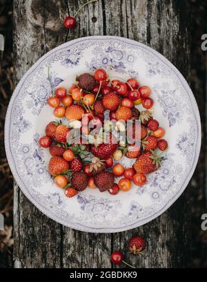 Un piatto di frutti di bosco freschi Foto Stock