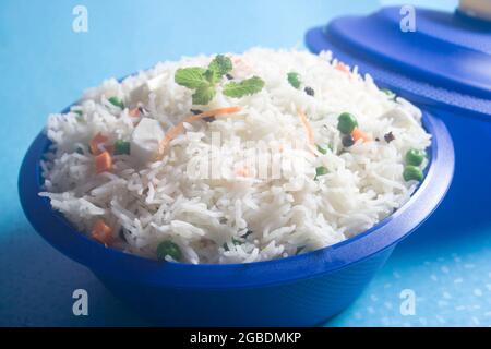 Piatto di riso indiano o biryani vegeto, pulav vegeto, pulao vegetale indiano in un recipiente di plastica. Foto Stock
