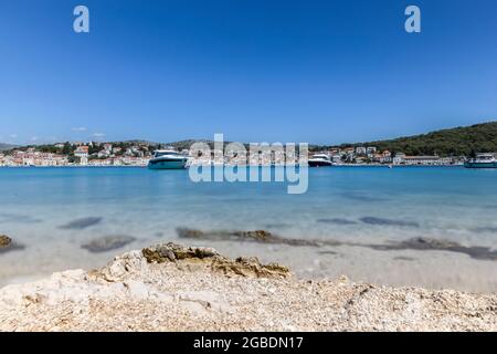 Foto di esposizione diurna di meravigliose case in pietra dalmata sulla penisola di Rogoznica, piccola destinazione turistica nella Dalmazia centrale, Croazia Foto Stock