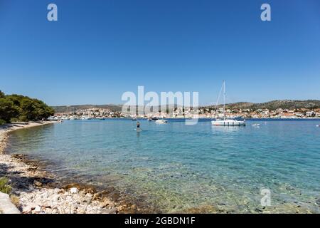 Rogoznica, Croazia-06 luglio 2021: Meravigliosa baia Rogoznica utilizzata come porto naturale per barche a vela, e laguna calma per il nuoto, paddle boarding e. Foto Stock