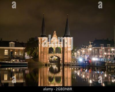 Waterpoort, porta d'acqua, e il canale de Kolk nella città di Snits, Sneek a Friesland, Paesi Bassi Foto Stock