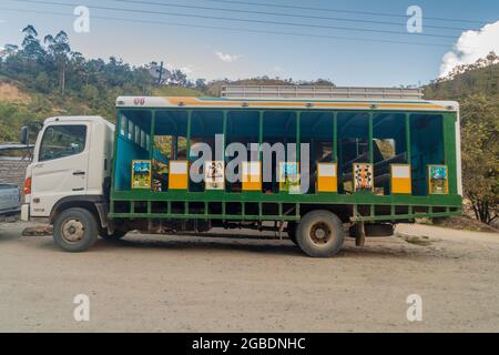 LA BALSA, ECUADOR - 14 GIUGNO 2015: Autobus locale chiamato chiva o ranchera nel villaggio la Balsa al confine con il Perù Foto Stock