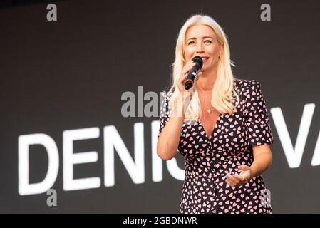 Denise van Outen al festival musicale Fantasia di Maldon, Essex, Regno Unito. Primo concerto dopo il blocco pandemico COVID 19. Compere evento. Foto Stock