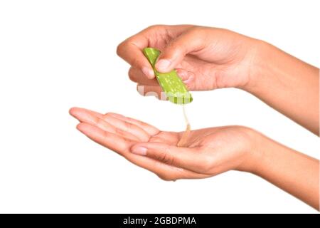 Estrazione del gel di aloe vera con mani isolate su sfondo bianco con tracciato di ritaglio Foto Stock