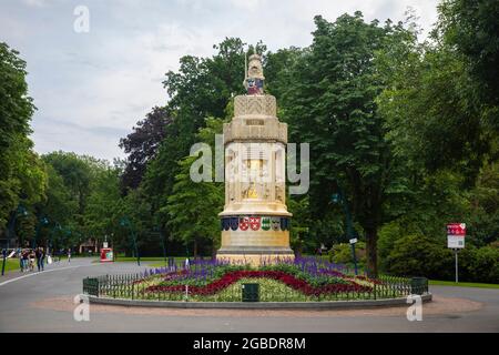 Breda, Paesi Bassi 28 giugno 2021. Baroniemonument (1905) nel Parco Valkenberg circondato da alberi, fiori e verde. Ricorda i 500 anni Foto Stock