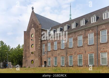 Breda, Paesi Bassi 28 giugno 2021. Antico monastero al centro con caserme e bellissimi dettagli in vetro colorato moderno sull'antico exterio Foto Stock