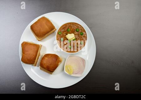 Vista dall'alto di Pad Bhaji con limone di cipolla nel piatto, famoso spuntino indiano Foto Stock