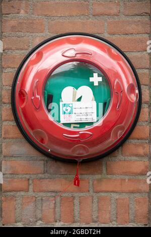 Eindhoven, Paesi Bassi, 28 giugno 2021. Defibrillatore semiautomatico esterno su una parete di mattoni in spazi pubblici per la rianimazione cardiaca di emergenza in situazioni di emergenza Foto Stock