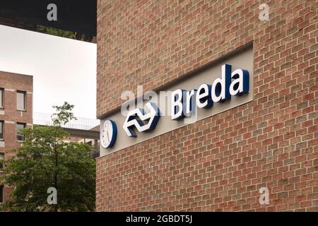 Breda, Paesi Bassi 28 giugno 2021. La stazione centrale di Breda, una città olandese nel Brabante Nord, con un dettaglio del logo di NS e un orologio sul Foto Stock