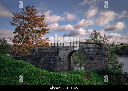 Antiche rovine all'interno della Fortezza di Ladoga. Staraya Ladoga, Russia. Foto Stock