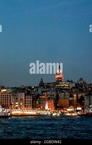 Turchia. 10 Nov 2017. Fotografia notturna del lungomare di Istanbul e dello stretto del Bosforo, con skyline della città visibile sullo sfondo, Istanbul, Turchia, 10 novembre 2017. (Foto di Smith Collection/Gado/Sipa USA) Credit: Sipa USA/Alamy Live News Foto Stock