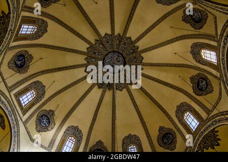 Turchia. 10 Nov 2017. Fotografia di una vista interna centrata della cupola decorata della moschea di Santa Sofia, ex Chiesa dei Santi Sergio e Bacco, vista dal pavimento, a Istanbul, Turchia, 10 novembre 2017. (Foto di Smith Collection/Gado/Sipa USA) Credit: Sipa USA/Alamy Live News Foto Stock