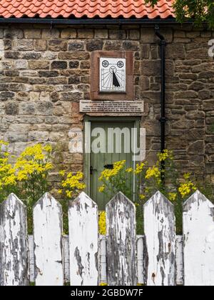 Entranceto Dial Cottage con meridiana da parte dell'ingegnere e pioniere ferroviario a Forest Hall in Nord Tyneside, Regno Unito Foto Stock