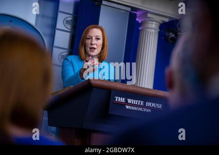 Washington, Stati Uniti. 3 agosto 2021. Il segretario stampa della Casa Bianca Jen Psaki risponde a una domanda dei media durante il briefing quotidiano alla Casa Bianca a Washington, DC, USA, 03 agosto 2021. Credit: Sipa USA/Alamy Live News Foto Stock