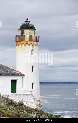 Faro a luce scarsa disusato sull'isola di maggio - Scozia Foto Stock