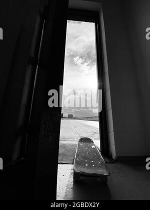 Immagine verticale in scala di grigi di un vecchio edificio in cemento Foto Stock