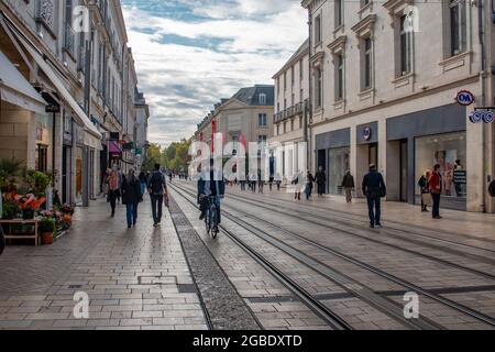 TOURS, FRANCIA - 13 luglio 2021: Le persone che camminano sul viale lungo il negozio Galerie Lafayette nel centro di Tours, Francia Foto Stock