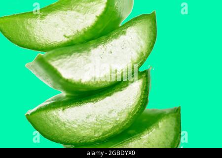 Primo piano di Aloe vera Slice su sfondo verde Foto Stock