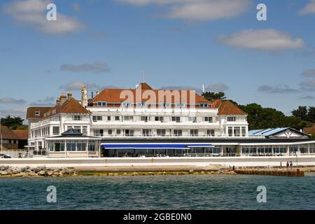 Poole, Dorset, Inghilterra - Giugno 2021: Haven Hotel sul lungomare di Sandbanks vicino all'entrata di Poole Harbour Foto Stock