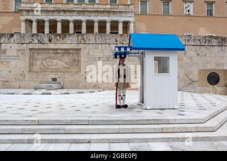Atene, Grecia - 24 settembre 2019: Parlamento ellenico. Cerimonia del cambio delle guardie presidenziali di fronte alla tomba del soldato sconosciuto. Palazzo Foto Stock