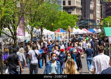 2 giorni dopo l'annuncio da parte del CDC circa le nuove raccomandazioni di salute pubblica sulle maschere protettive a Union Square NYC. Foto Stock