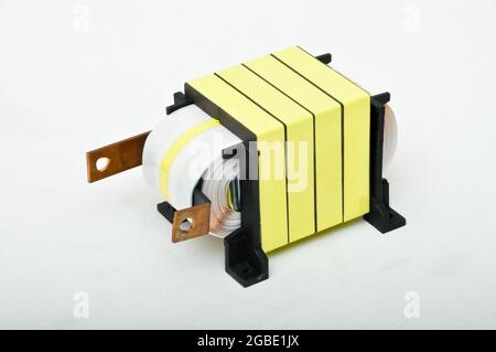 Bobina di filo di rame del trasformatore isolata su sfondo bianco Foto Stock
