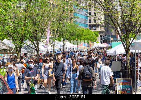 2 giorni dopo l'annuncio da parte del CDC circa le nuove raccomandazioni di salute pubblica sulle maschere protettive a Union Square NYC. Foto Stock