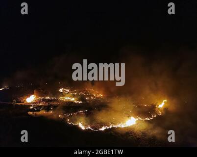 (210803) -- MANAVGAT (TURCHIA), 3 agosto 2021 (Xinhua) -- UNA foresta è sul fuoco vicino Manavgat, provincia di Antalya, Turchia, il 3 agosto 2021. Per l'ultima settimana, la Turchia ha combattuto massicci incendi selvatici che sono scoppiati nelle località costiere meridionali e sudoccidentali. I blazes finora hanno mietuto otto vittime. (Ningbo) Foto Stock