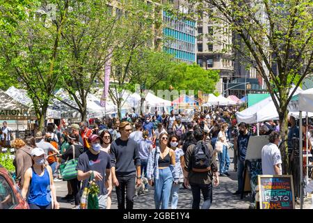 2 giorni dopo l'annuncio da parte del CDC circa le nuove raccomandazioni di salute pubblica sulle maschere protettive a Union Square NYC. Foto Stock