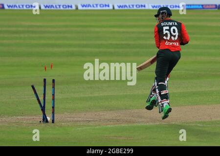 Dhaka, Bangladesh. 3 agosto 2021. Bangladesh cricket battitore, Soumya Sarkar si è piegato fuori durante il primo T20match Australia vs Bangladesh allo stadio nazionale di cricket Sher e Bangla a Dhaka.(Bangladesh vinto da 23 corse contro l'Australia) credito: SOPA Images Limited/Alamy Live News Foto Stock