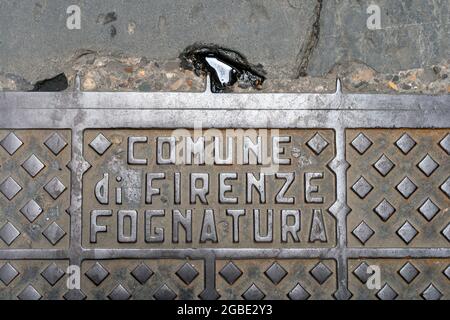 Tombino coperto per le strade di Firenze, in una giornata estiva. Foto Stock