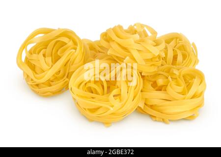 Tagliatelle grezze isolate su fondo bianco con percorso di ritaglio e piena profondità di campo Foto Stock