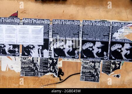 Firenze, Italia - 7 maggio 2010: Poster sulle pareti di Firenze. Foto Stock