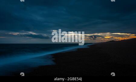 Chesil Beach nella Jurassic Coast del Dorset al tramonto Foto Stock