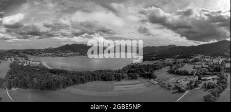 Pamoramic vista sul famoso tegernsee bavarese in bianco e nero - una foto monocromatica l'affascinante aera ricreazione nel sud della germania. Foto Stock