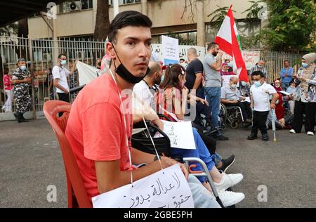 Beirut, Libano. 3 agosto 2021. Un ragazzo che ha perso l'occhio a causa di Port Blast del 4 agosto 2020 protesta al Palazzo di Giustizia di Beirut, Libano, il 3 agosto 2021. Alla vigilia del primo anniversario dell'esplosione, le persone ferite e le famiglie dei defunti attendono ancora il Parlamento per revocare l'immunità dal perseguimento di tutti i politici e funzionari coinvolti nell'incidente.(Elisa Gestri/Sipa USA) Credit: Sipa USA/Alamy Live News Foto Stock