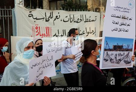 Beirut, Libano. 3 agosto 2021. Manifesti visti al sit in di persone permanentemente feriti da Port Blast, Palazzo di Giustizia a Beirut, Libano, il 3 agosto 2021. Alla vigilia del primo anniversario dell'esplosione, le persone ferite e le famiglie dei defunti attendono ancora il Parlamento per revocare l'immunità dal perseguimento di tutti i politici e funzionari coinvolti nell'incidente.(Elisa Gestri/Sipa USA) Credit: Sipa USA/Alamy Live News Foto Stock